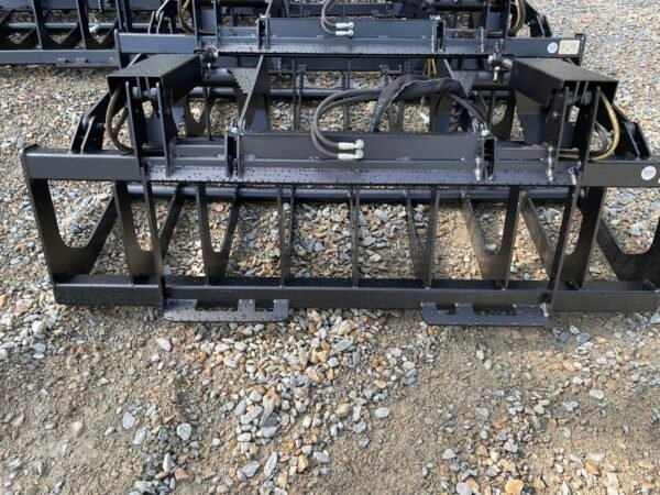 COMPACT TRACTOR ROOT GRAPPLE